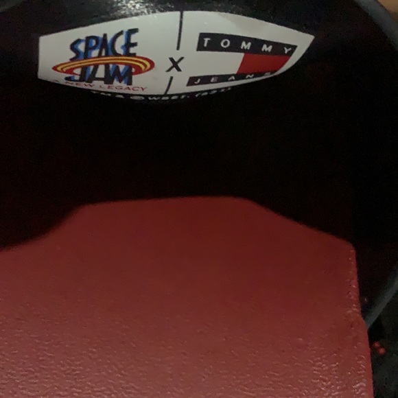 Tommy Hilfiger x Looney Tunes Slides (Limited) - Picture 9 of 11